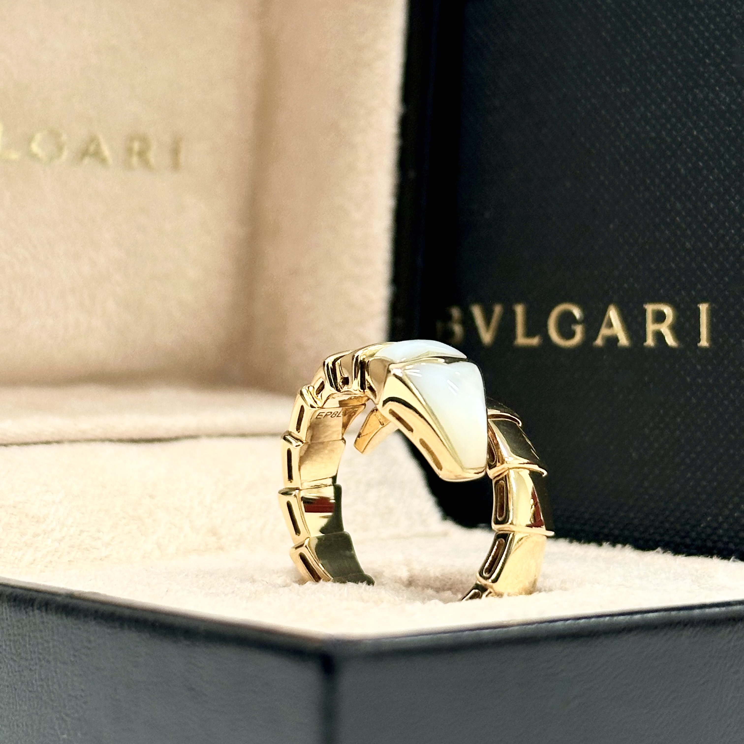 Bvlgari Serpenti Ring Mother of Pearl in Gold 